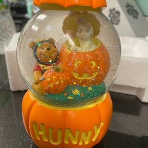 Pooh's Happy Halloween music globe